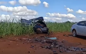 Colisão frontal mata mãe e filho e deixa duas pessoas gravemente feridas em Pontal