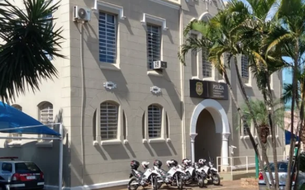 Após investigação, homem é preso por suspeita de furtar o próprio pai e agredir outro homem com faca