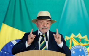 Lula é reeleito presidente do Brasil e garante novo mandato a partir de 2027