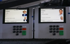Campanhas de Lula e Flávio Bolsonaro pedem e votação segue até as 19H00